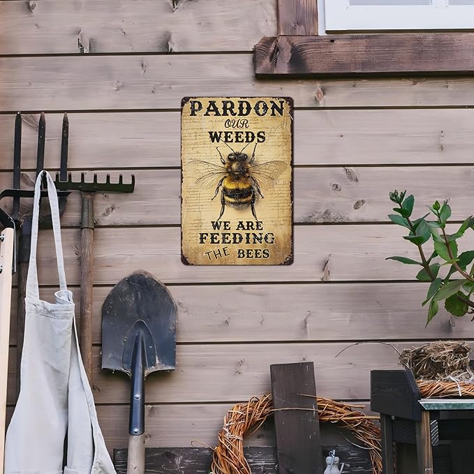 Vintage Bee Tin Sign Pardon Our Weeds We're Feeding The Bees Retro Garden Metal Poster Funny Wall Art Cafe Office Wall Decor for Kitchen Home Bar Plub Club Shop 12 * 8inch