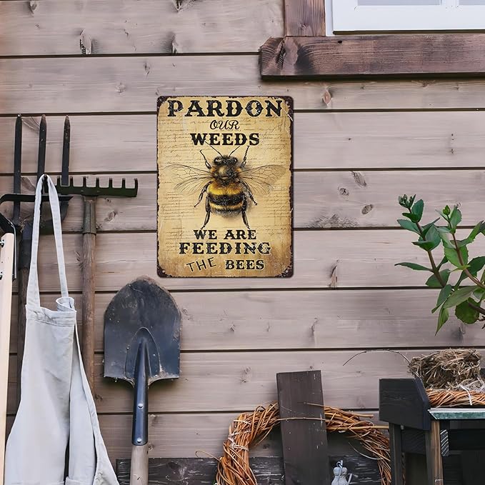 Vintage Bee Tin Sign Pardon Our Weeds We're Feeding The Bees Retro Garden Metal Poster Funny Wall Art Cafe Office Wall Decor for Kitchen Home Bar Plub Club Shop 12 * 16inch